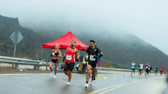 La niebla matutina acopañó a los 566 atletas que corrieron los 42K y largarón en Punta Negra. 164 damas y 402 varones. La fiesta del atletismo contó con deportistas de todas las edades.