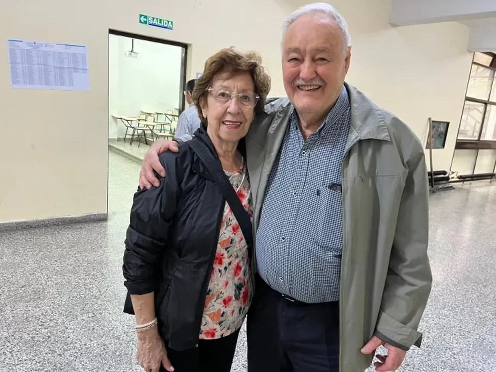 Ella tiene 81, él 80 y llegaron de la mano a votar para “fortalecer la democracia”