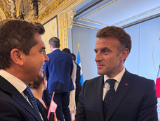El gobernador Marcelo Orrego junto al presidente de Francia, Emmanuel Macron.