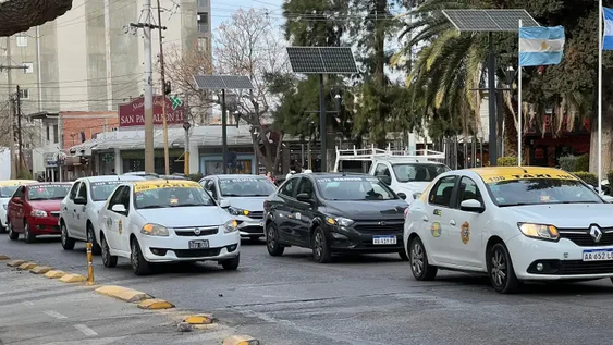 aplicacion de transporte: uno por uno, todos los requisitos que exigen a choferes y autos para debutar este mes