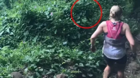 Corría en la selva, le tomaron imágenes y captaron un “fantasma hawaiano”