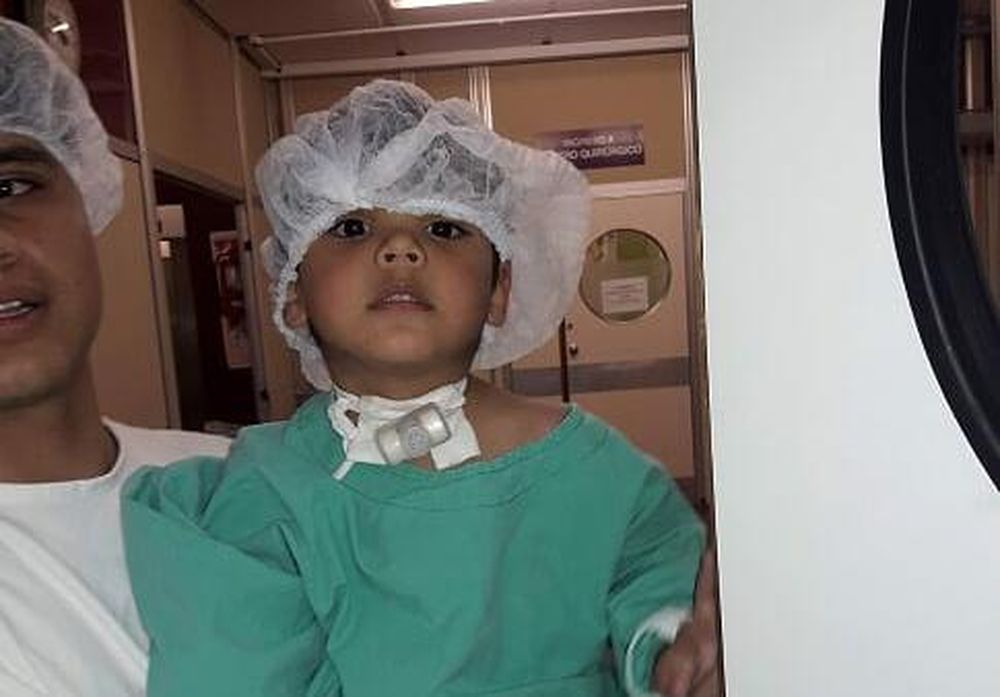 Una efectivo policial le donó a Yutiel el aspirador que necesitaba