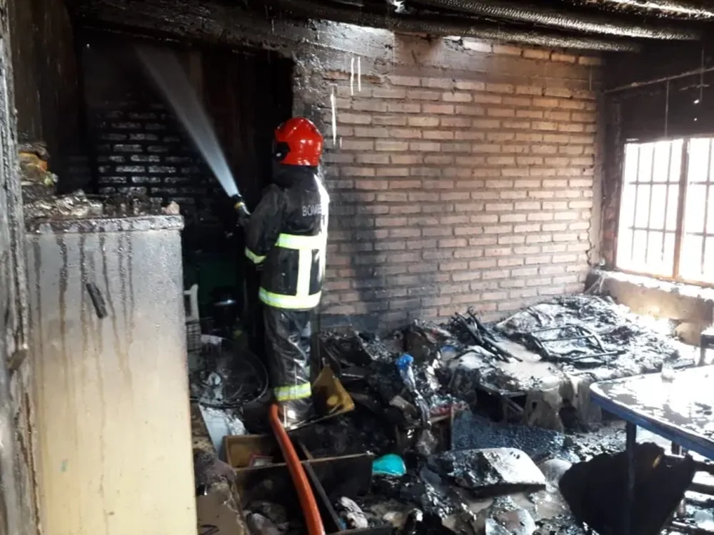 Una familia en ruinas por fuego en su casa