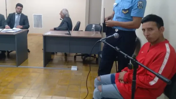 EL EXCONVICTO  Angel Adolfo Alfaro Díaz (derecha) no dio su versión de los hechos, pero pareció burlarse y se mostró incrédulo de la versión del intento de robo que lo involucra.