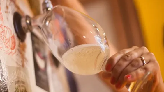 El vino en envase de acero para vender en copa divide opiniones