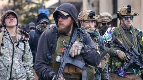 Grupos contrarios a leyes de control de armas marcharon hacia el Capitolio en Virginia