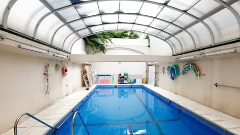 Un niño de 11 años murió durante una clase de natación mientras jugaba con sus amigos