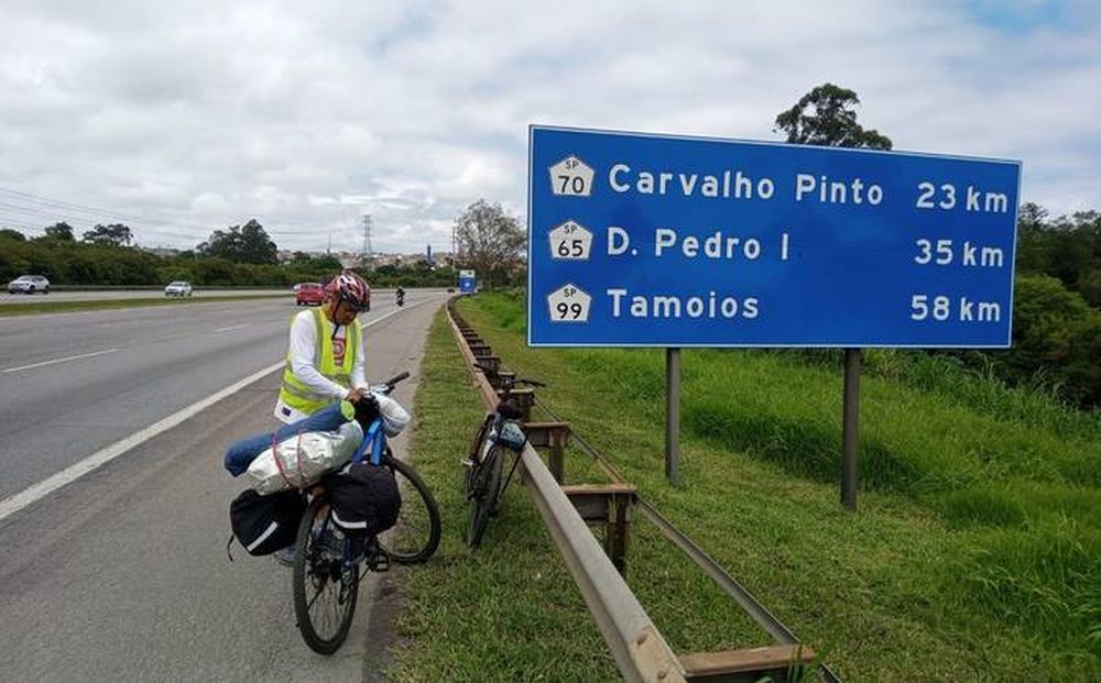 Viajó 1.400 kilómetros en bicicleta para estar en la graduación de su hijo
