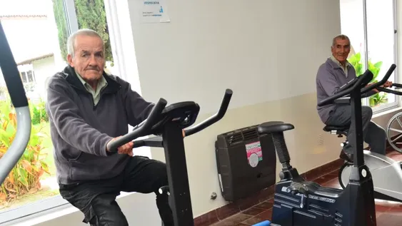 Salen a pedir compañía virtual para los abuelos