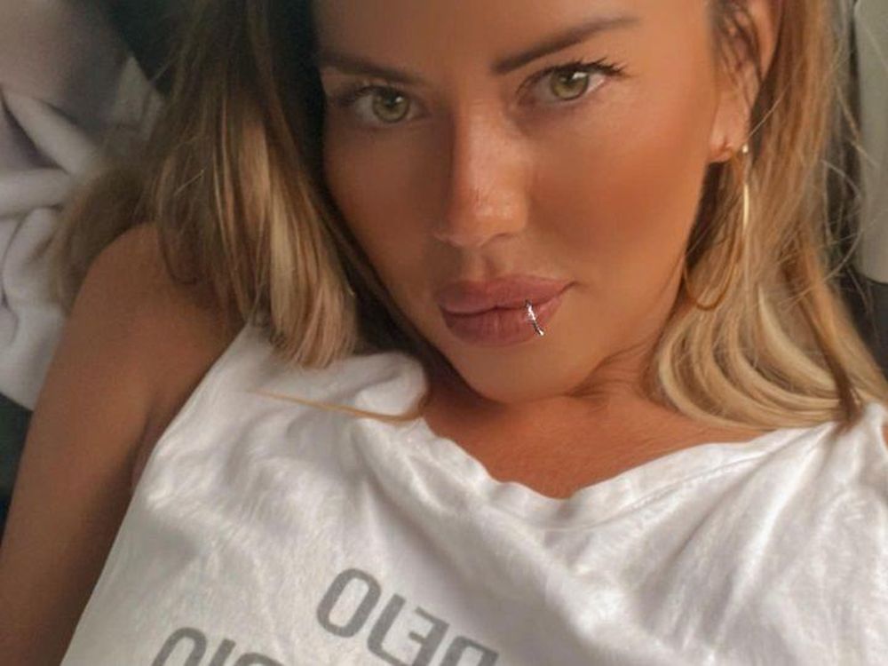 Karina Jelinek, sin corpiño y con pupera transparente