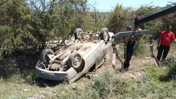 Un chico resultó quebrado por un vuelco en auto con su padre