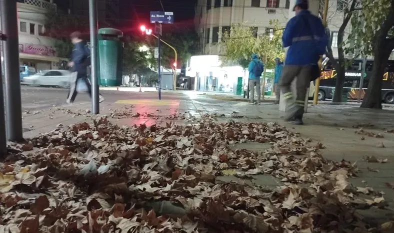 El Zonda llevó la temperatura a 25°, pero se espera que el Sur llegue con fuerza en la mañana
