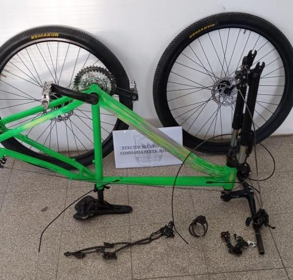 Le robaron la bicicleta en plena plaza y la recuperó desarmada y sin el número del cuadro