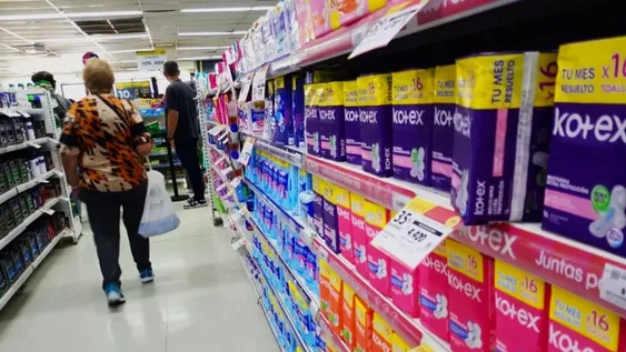 Productos de gestión menstrual y la amplia brecha de precios en las góndolas de San Juan: desde $1.000 a superar los $20.000