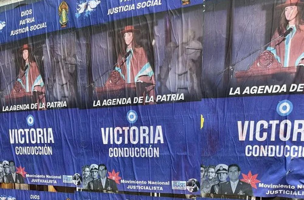 ¿JUGADA K? Los afiches vinculan a la Vicepresidenta con sectores del PJ.