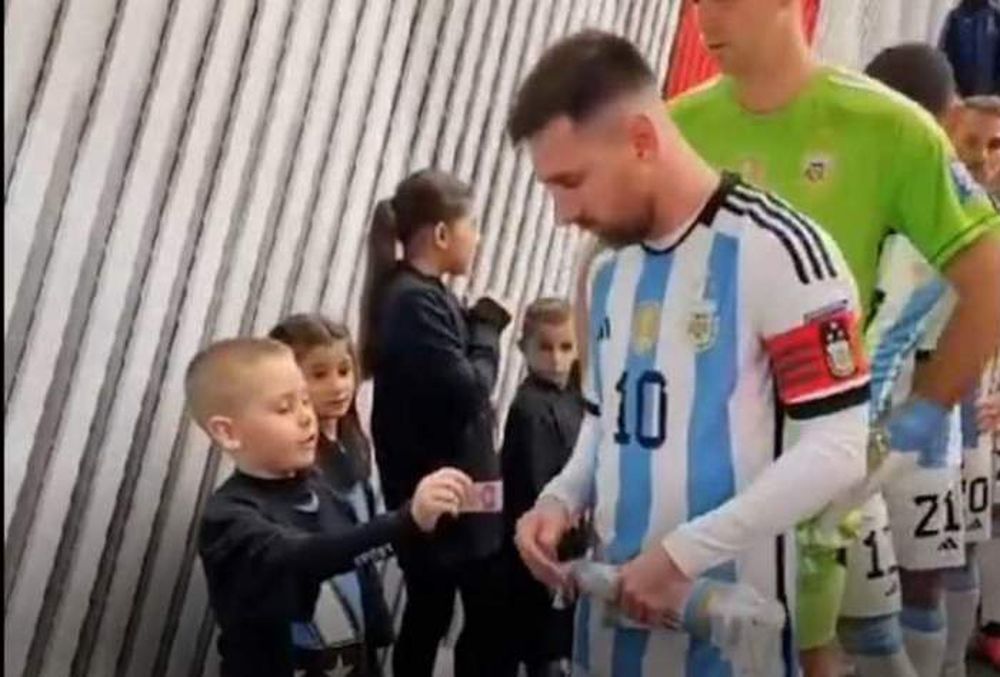 [VIDEO] El tierno gesto de un nene con Messi antes de salir a la cancha