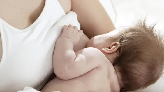 Encontraron microplásticos en la leche materna de mujeres sanas