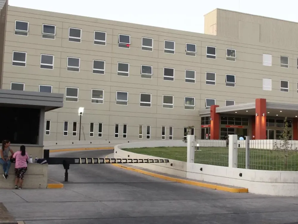 Una mujer viajaba con su beba en moto, cayeron y la menor terminó en el hospital