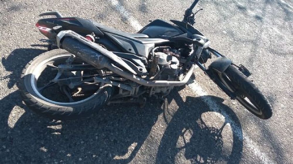 Un motociclista perdió el control, chocó contra un árbol y se fracturó un brazo