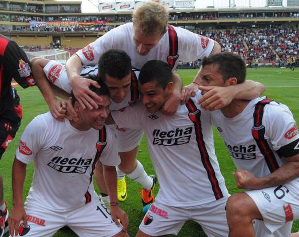 Colón defiende la punta ante Godoy Cruz en Santa Fe