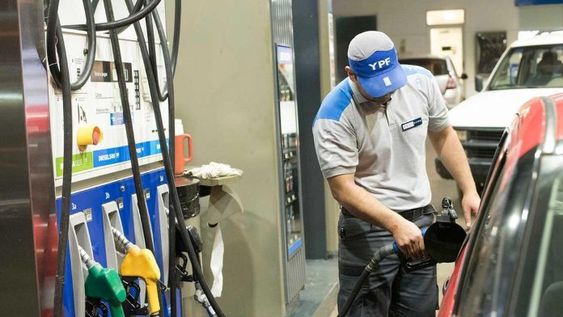 La venta de nafta no logra repuntar con el turismo interno y ya hablan de cierres