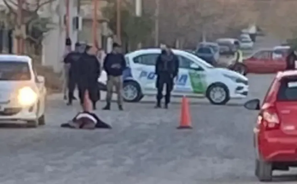 Horror: asesinaron a un hombre de un disparo en la cabeza en la puerta de una escuela