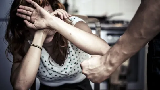 Ebrio le reclamó a su pareja dinero, la golpeó y hasta amenazó con matar a su hijo de 4 años