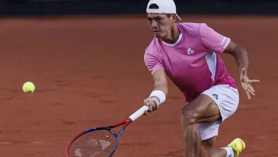 CONTUNDENTE TRIUNFO logró el argentino frente a Fucsovics.