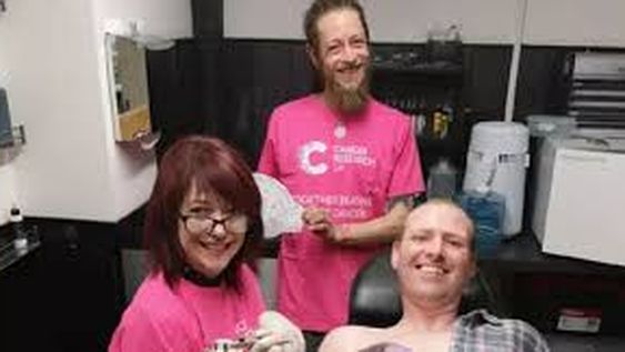 Se hizo un curioso tatuaje para recaudar fondos para la lucha contra el cáncer de mama