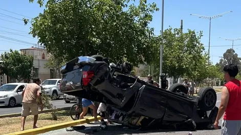 Una mujer destruyó en un vuelco la camioneta en la que viajaba: hacía menos de un mes la había sacado de la concesionaria