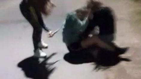 El video del impactante momento donde una chica acuchilla por la espalda a otra que peleaba en el suelo