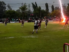 un futbolista murio tras ser alcanzado por un rayo en pleno partido: el video