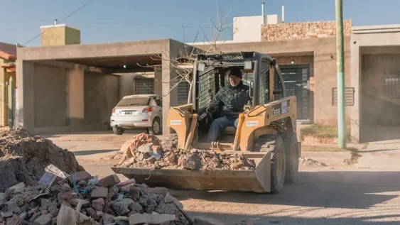 Limpieza y levantamiento de escombros en varios barrios de Rivadavia