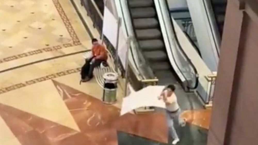 La insólita persecución en un shopping por un cartel de Taylor Swift