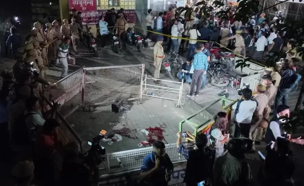 Un político indio y su hermano fueron asesinados en vivo durante una entrevista