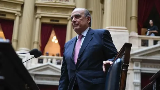 BAJO FUEGO. Durante varias horas la oposición bombardeó a preguntas a Guillermo Francos. Hubo gritos e insultos durante la sesión de interpelación.