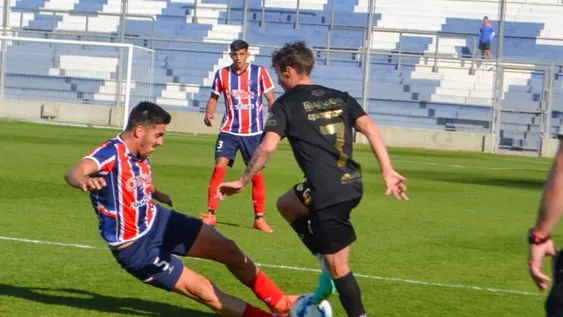 Peñarol la pasó mal ante Bolívar, perdió en el Bicentenario y no pudo salir del descenso