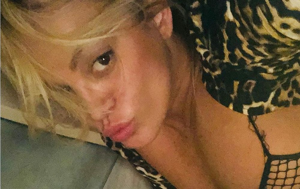 María Eugenia Ritó reflotó una tapa extrema de revista: bombacha transparente y mano “curiosa”