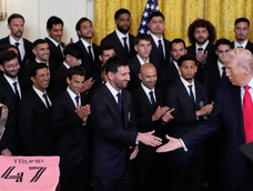 Lionel Messi saludando a Donald Trump en la Casa Blanca. Lionel Messi saludando a Donald Trump en la Casa Blanca.