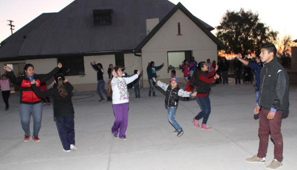 Tiene 17 años y enseña gratis a bailar folclore a los chicos pobres