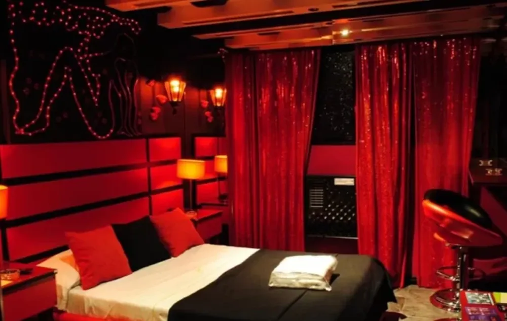 Escándalo con una pareja de novios “alterados” en un hotel alojamiento