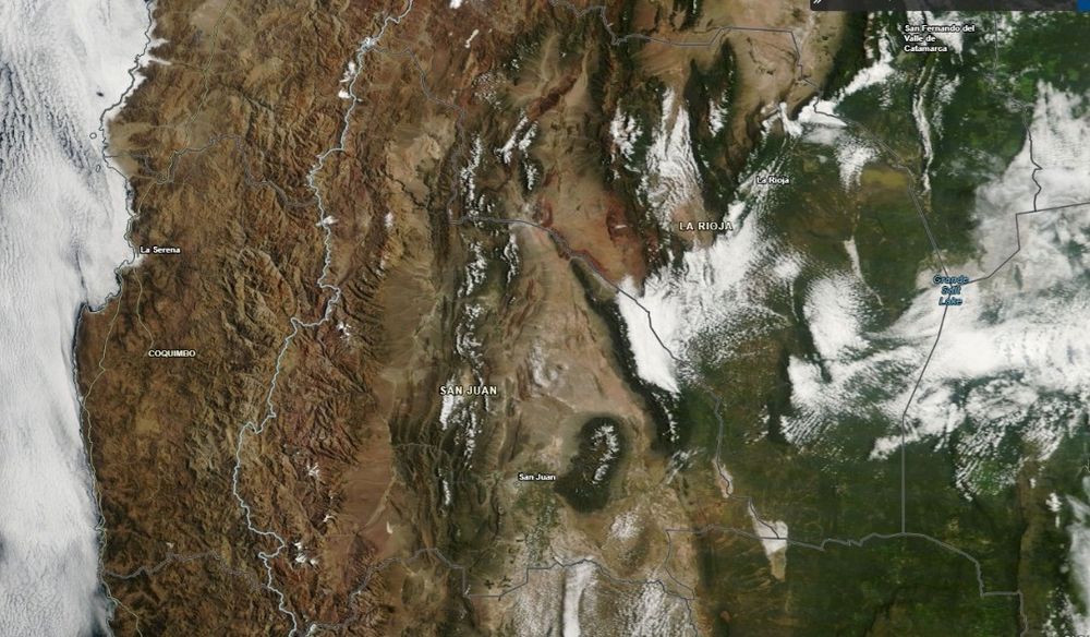 En la imagen satelital de la NASA, capturada este sábado 28 de febrero, se puede ver que en la cordillera sanjuanina solo quedan unas pocas zonas con nieve. 