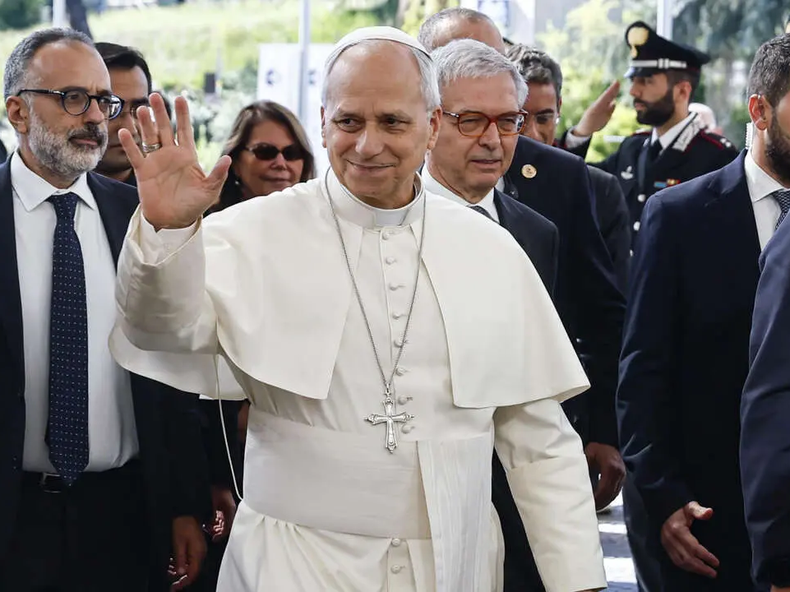El papa León XIV ingresando a la clínica para la operación.
