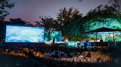 La foto muestra un cine al aire libre como era en tiempos pretéritos, cuando en cada barrio había uno de estos que congregaba a todo el vecindario para disfrutar de películas, muchas de ellas, auténticos estrenos. El Cine Jardín fue uno de aquellos que quedó en el recuerdo de los sanjuaninos.