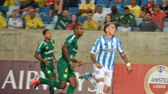Racing consiguió un triunfazo en Brasil y sigue peleando por clasificar