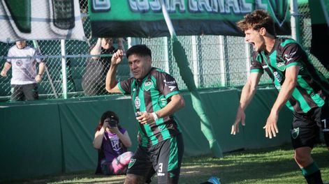Primero. Dante Alvarez estaba ahí donde debia para el rebote y abrió la cuenta. Lo festeja junto a Rossi. San Martín se acomodó bien en el Reducido venciendo a Colegiales.