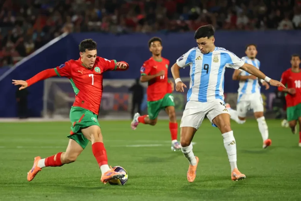 Impotencia. Alejo Sarco presiona la salida de Marruecos. Argentina se quedó sin nada en Chile  en la final del Mundial Sub-20.