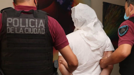 Detienen a un médico y otras tres personas por hacer certificados falsos para no vacunarse