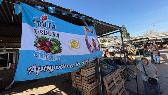 la previa del partido se vivio en el mercado de abasto: apuro en las compras, asado y suenos mundialistas