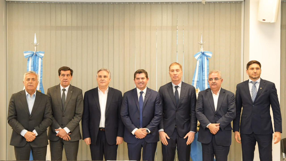 Orrego junto a los gobernadores Maximiliano Pullaro, de Santa Fe; Alfredo Cornejo, de Mendoza; Martín Llaryora, de Córdoba; Claudio Poggi, de San Luis; Carlos Sadir, de Jujuy y Raúl Jalil, de Catamarca. También estuvo presente el ministro del Interior, Diego Santilli.